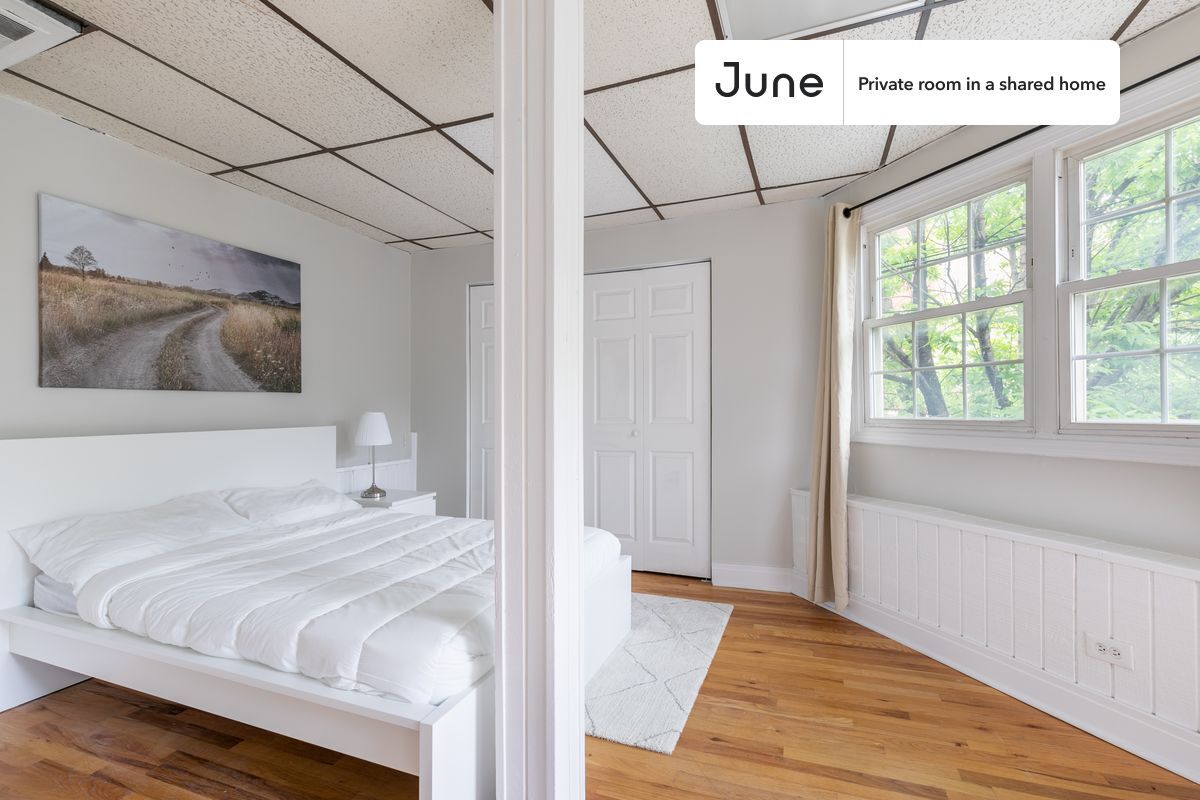 Foto principal - Room in Shared 4 bed/2 bath home