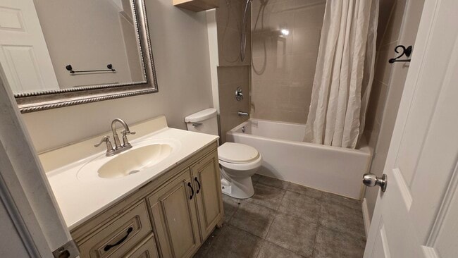 Building Photo - 422 Cannon St E