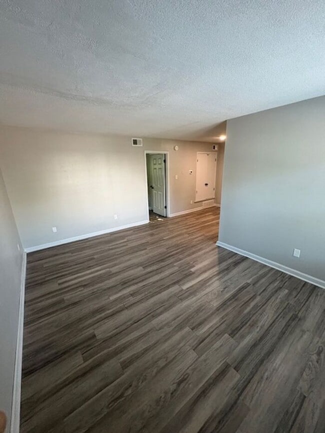 Foto del edificio - Walk to Class! Renovated 1BD by the Highla...