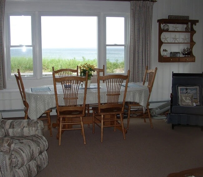 Watch the boats, the birds, and the seals fromthe dining room table! - 11 Gilbert St