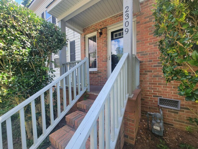 Foto del edificio - 2309 Creekview Dr