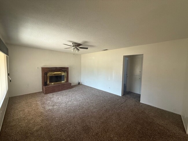 Building Photo - 3 bed 1 bath home available now