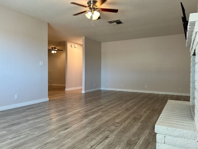 Building Photo - Please contact Vaughn Realty to set up an ...