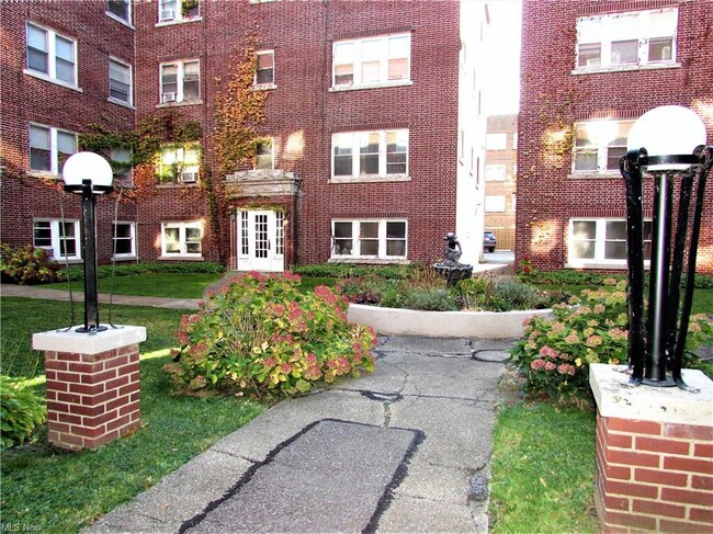 Building Photo - 11843 Lake Ave
