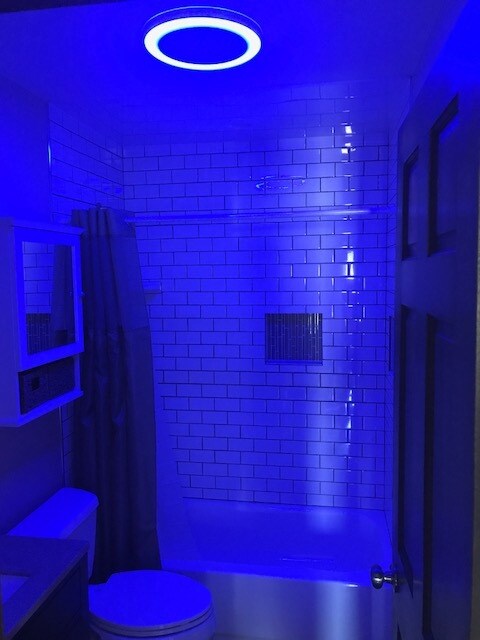 Elegante luz nocturna Bluetooth y ventilador musical en el baño de arriba. - 512 Carlyle Ln