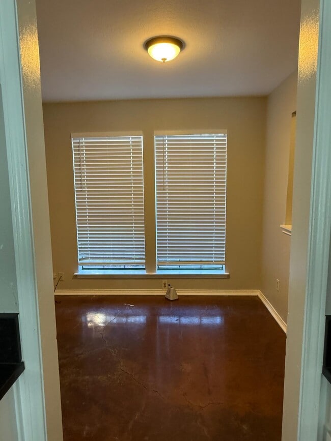 Building Photo - 213 Shrum Ct