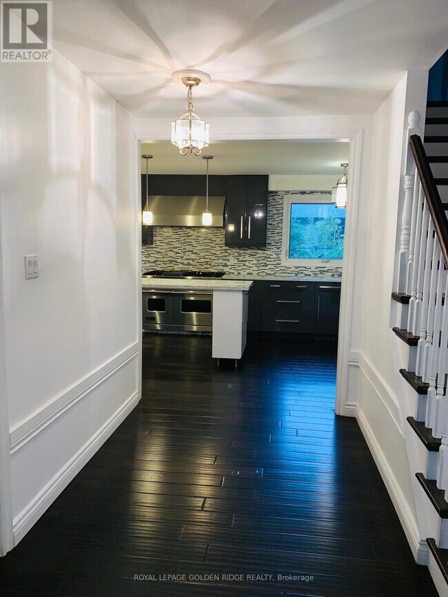 Building Photo - 121 Castle Crescent