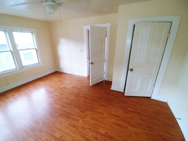 Dormitorio y armario - 1000 samuels ave