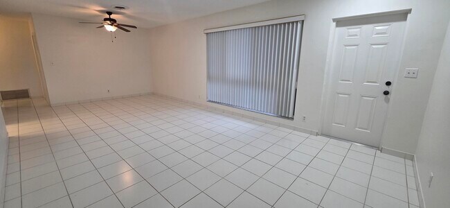 Foto del edificio - 1951 NE 56th St