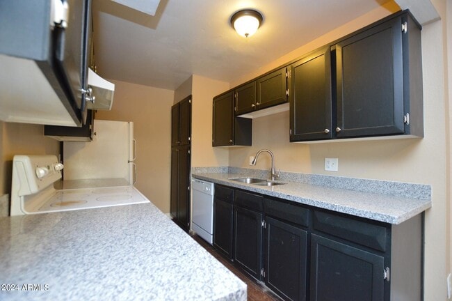Building Photo - 6052 W Golden Ln