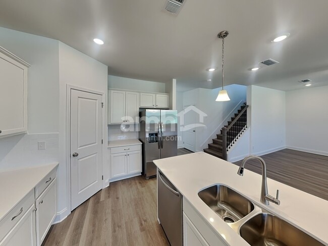 Building Photo - 204 Argea Dr