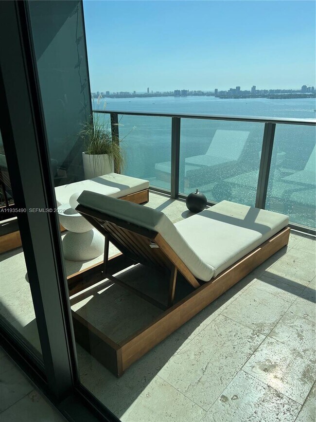 Foto del edificio - 650 NE 32nd St