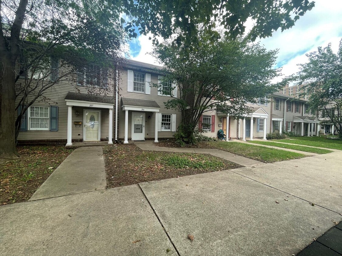 Primary Photo - Beautifully Renovated 3 Bed/2 Bath in Roya...
