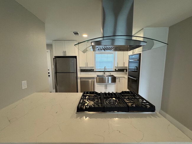 Foto del edificio - 329 E 25th St