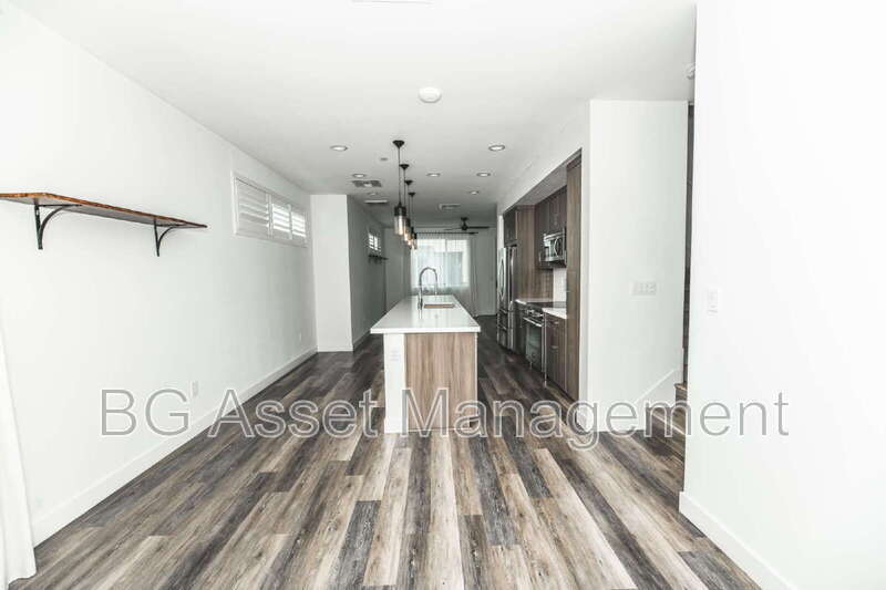 Primary Photo - 180 Uptown Cir