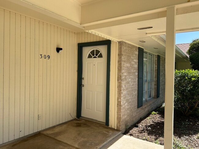 Building Photo - 309 Briarwood Dr