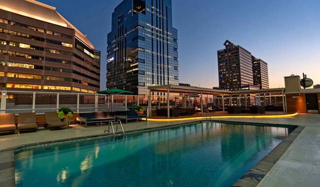 Salón junto a la piscina, con vista a Center City, Filadelfia - The Sterling