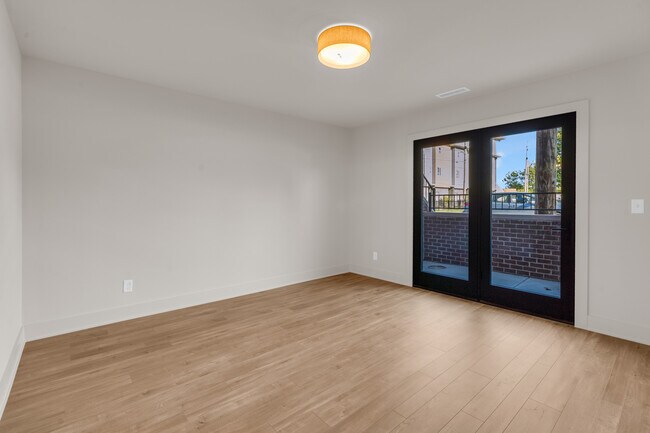 Patio dormitorio/oficina del primer piso - 673 E 16th St