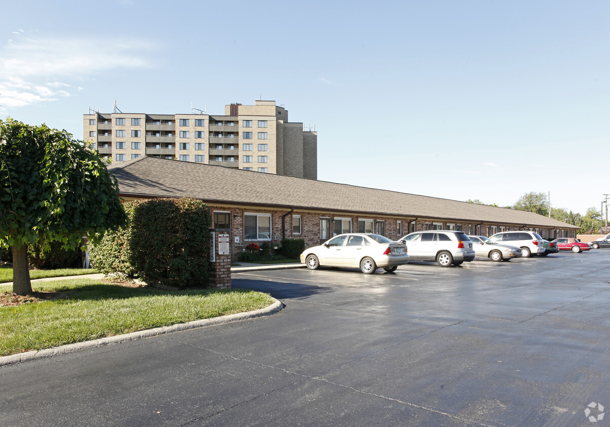 Building Photo - Central Court Apartments