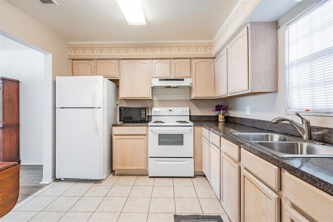 Foto del edificio - 1706 Belleair Forest Dr