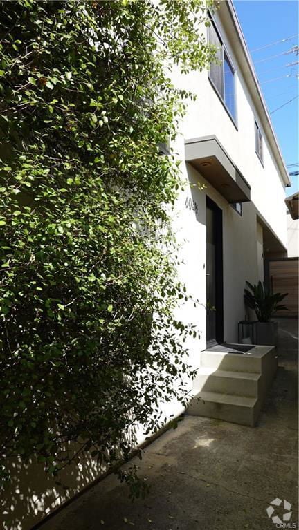 Building Photo - 604 Poinsettia Ave