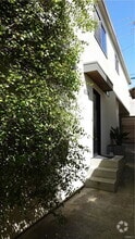 Building Photo - 604 Poinsettia Ave