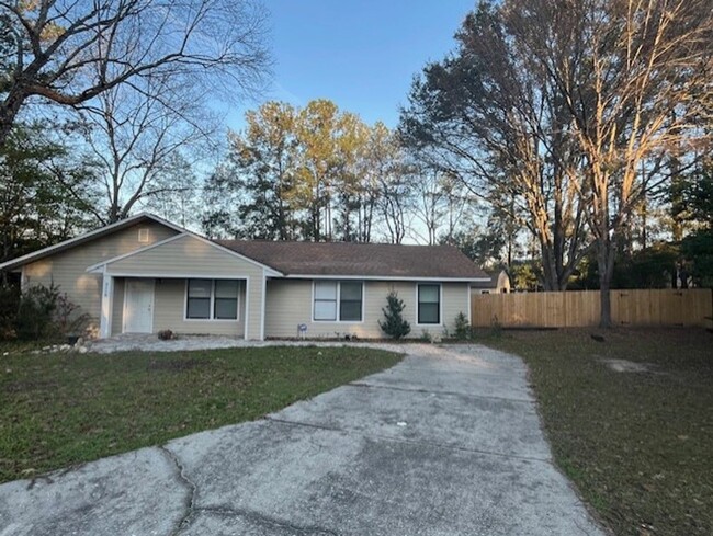 Foto del edificio - 3/2  home fenced in backyard located acros...