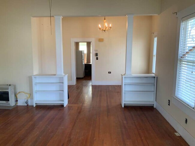 Building Photo - Super cute 2 bedroom/1 bathroom house loca...