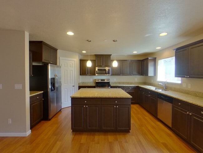 Building Photo - Huge 6 Bed/4 Bath at 21st and Onyx Alley