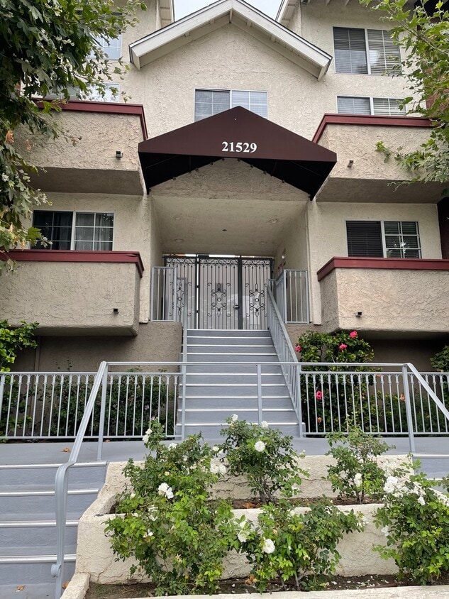 21529 Saticoy St Unit 217, Canoga Park, CA 91304 Condo for Rent in