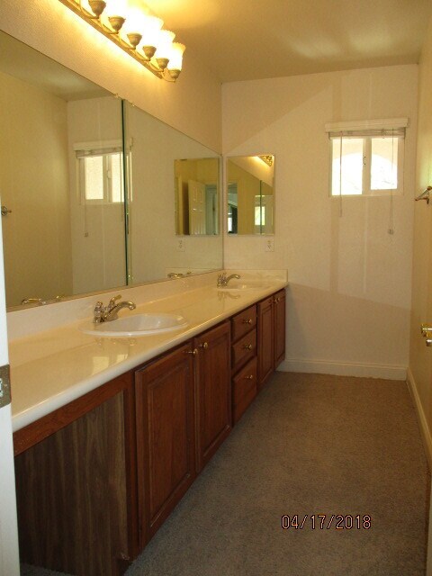Building Photo - BEAUTIFUL 4BD/3BA! ALMOST 3500 SQFT!