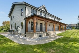 Building Photo - 535 St James Ave