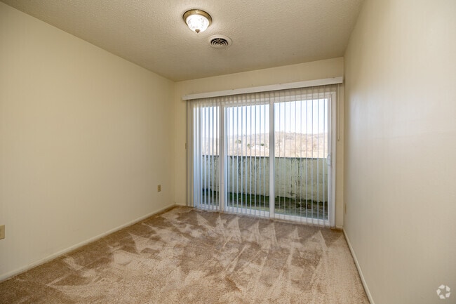 2 habitaciones, 1 baño, piso superior - 645 pies cuadrados - Segundo dormitorio - College Grove