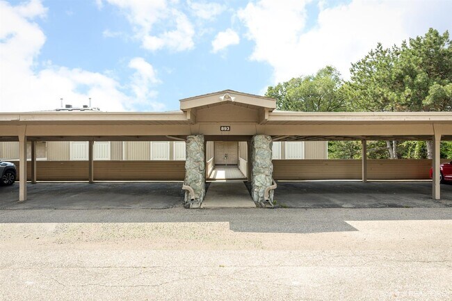 Foto del edificio - 893 Cliffs Dr