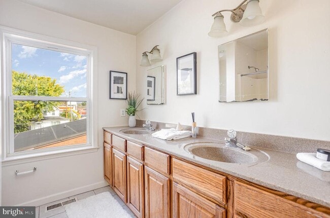 Building Photo - 5227 Crowson Ave