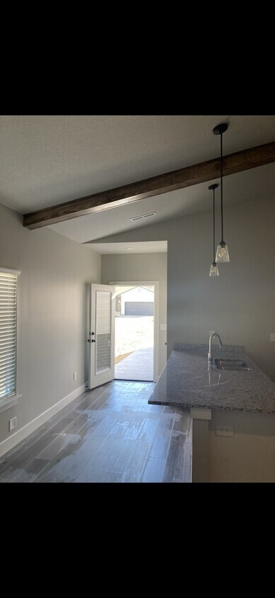 Foto principal - 229 N Young St