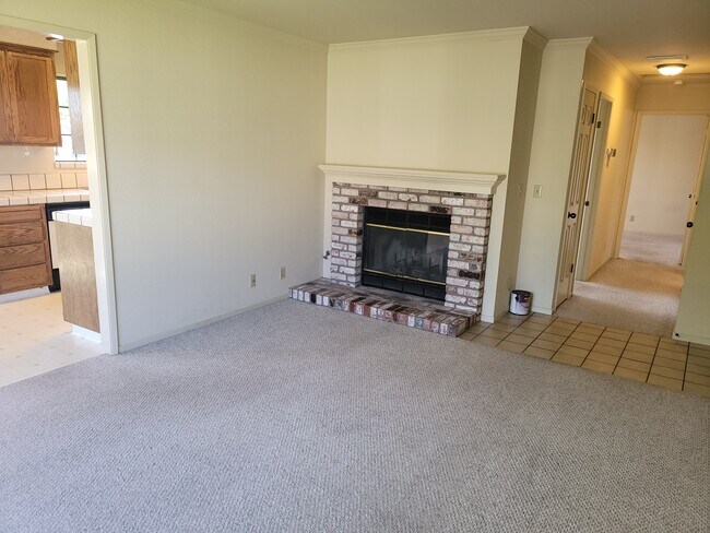 Living - 1058 Padre Dr