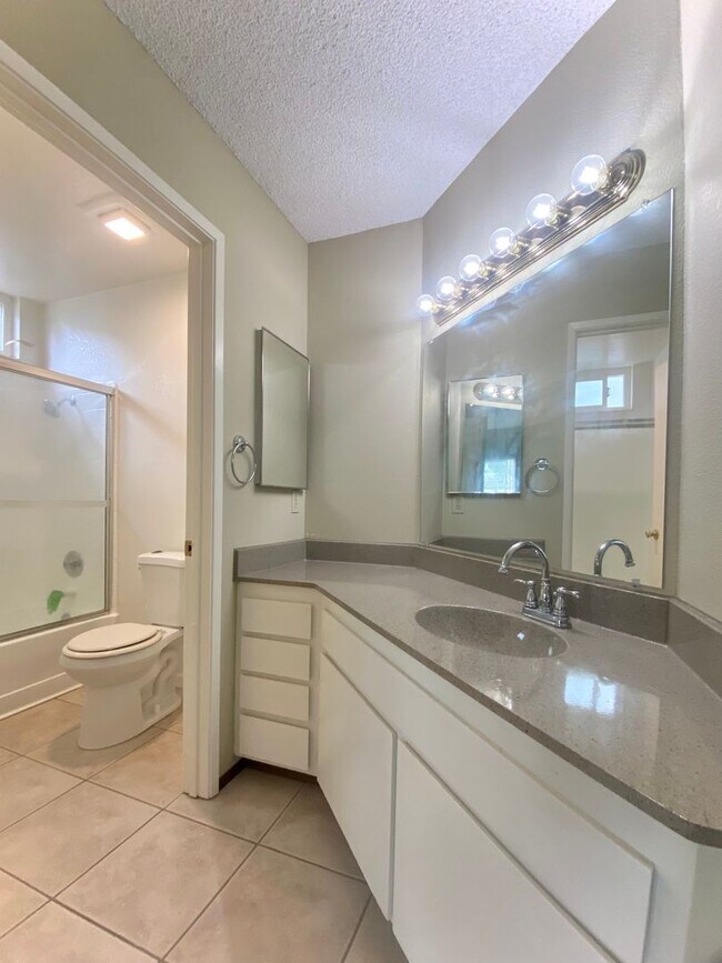 Foto del edificio - CUTE, COMFY & CONVENIENT CONDO IN UNION CITY
