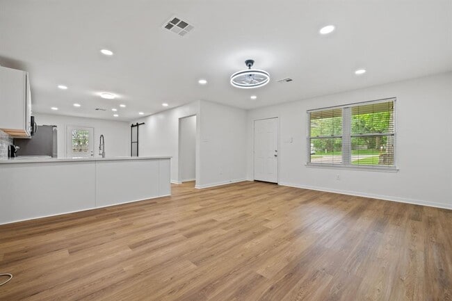Building Photo - 157 Hillside Dr
