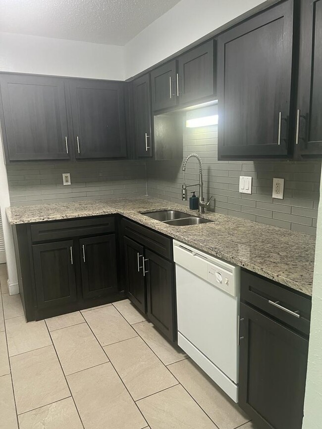 Building Photo - 7804 Palmera Pointe Cir