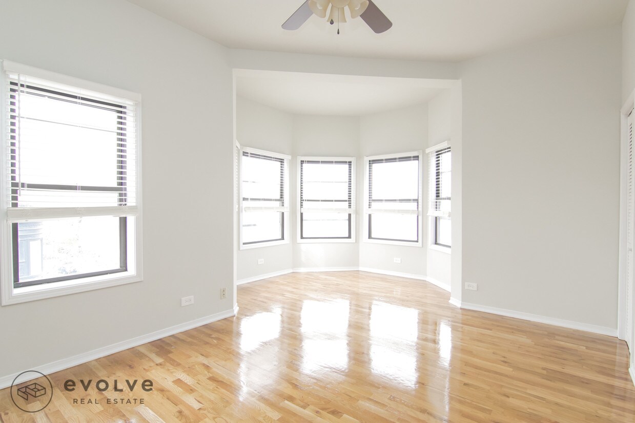 Foto principal - 3359 N Southport Ave