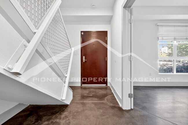 Foto del edificio - Stunning Condo with City Views and 2 Secured Parking Spaces Included in Price