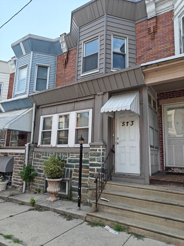 Entrance and living room - 573 Herman St