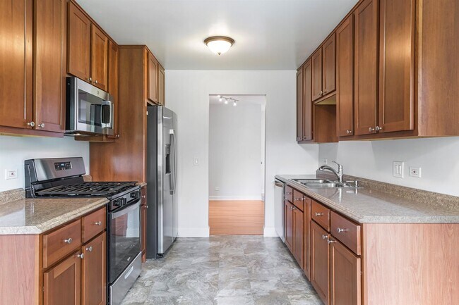 Foto del edificio - 697 Oakmont Ln