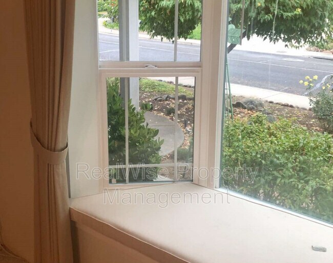 Building Photo - 305 Meadow View Dr