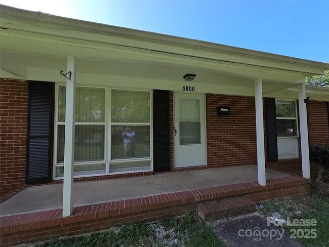 Foto del edificio - 4800 Crestmont Dr