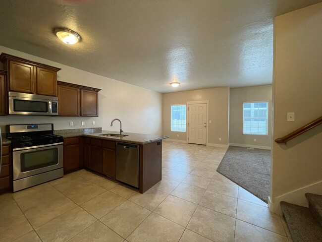 Building Photo - Huge End-Unit Townhouse in Saratoga Springs!