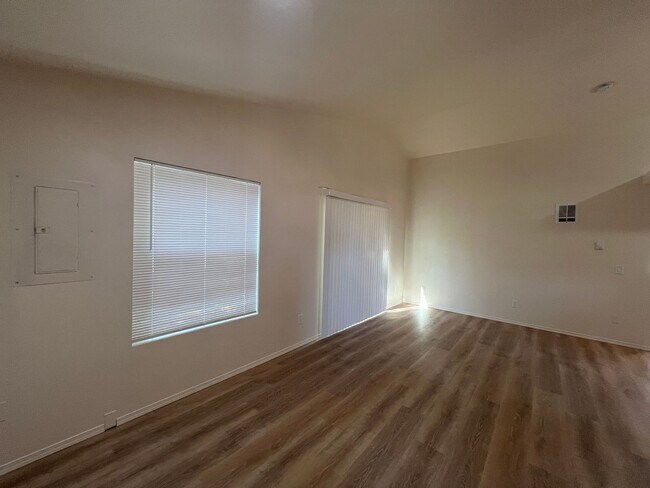 Building Photo - Newly Remodeled Home
