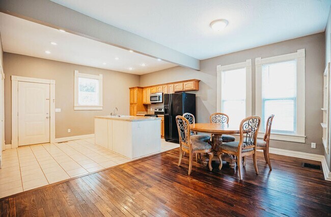 Foto del edificio - Stunning 5 bed 2 bath House ** Beautiful Upscale Living!!