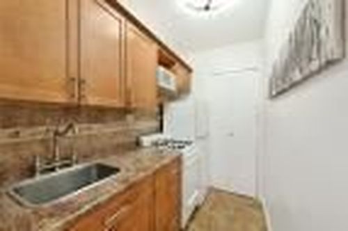 Building Photo - 45 Sutton Pl S
